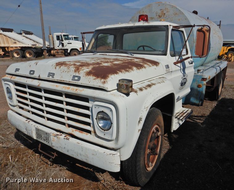 image for item DJ8490 Ford F700  water truck