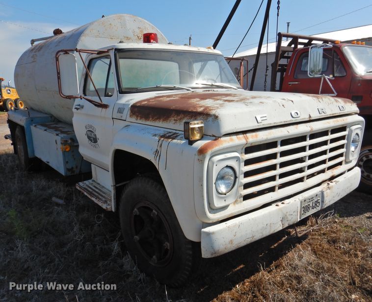 image for item DJ8490 Ford F700  water truck