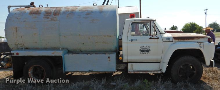 image for item DJ8490 Ford F700  water truck