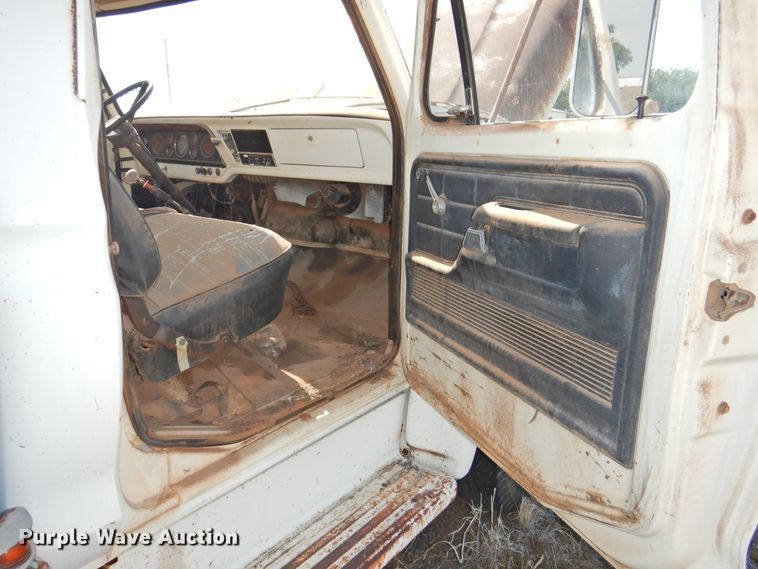 image for item DJ8490 Ford F700  water truck