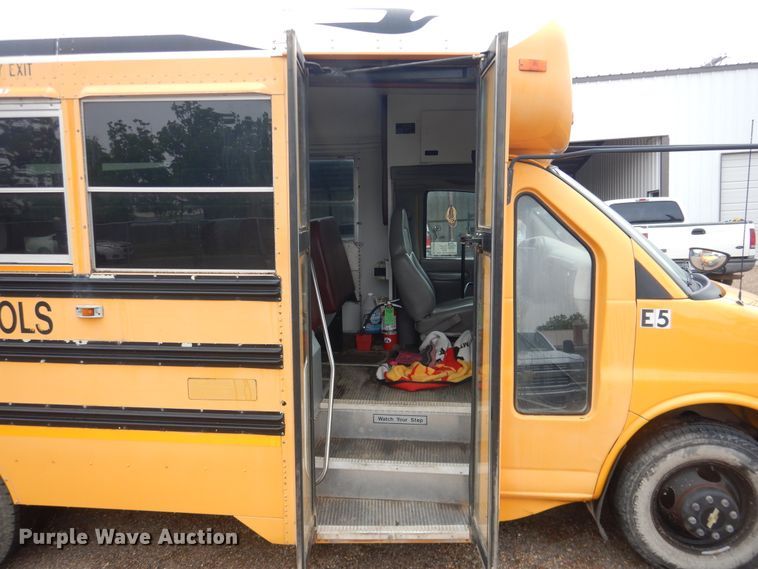 image for item DL0298 2000 Chevrolet  school bus