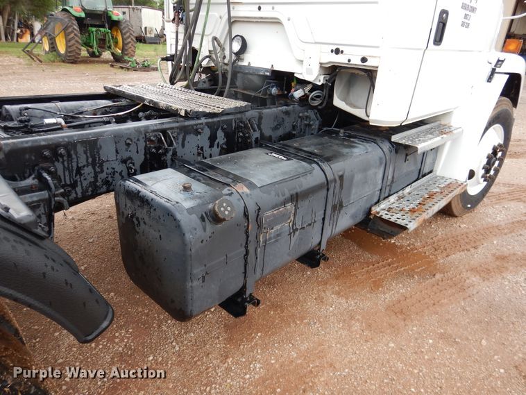 image for item DL0343 1999 Freightliner FL80  semi truck