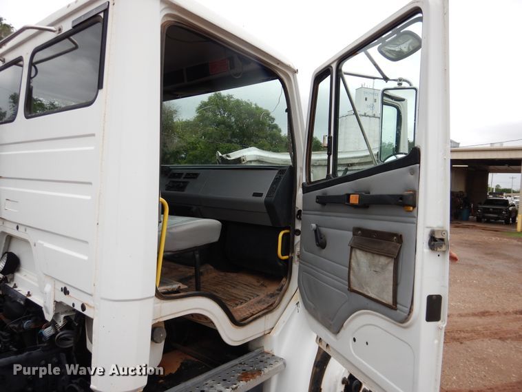 image for item DL0343 1999 Freightliner FL80  semi truck