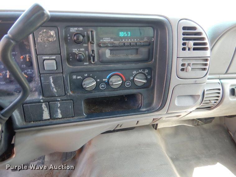 image for item DL8857 2000 Chevrolet C3500  box truck