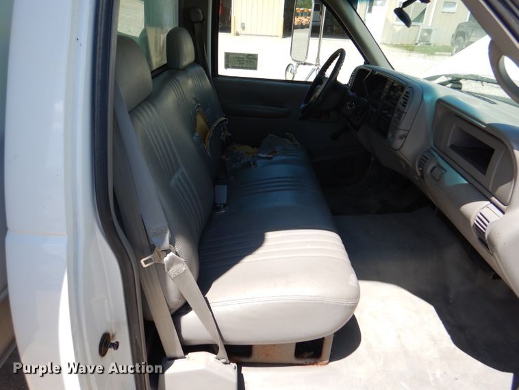 image for item DL8857 2000 Chevrolet C3500  box truck