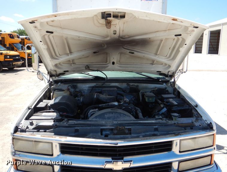 image for item DL8857 2000 Chevrolet C3500  box truck