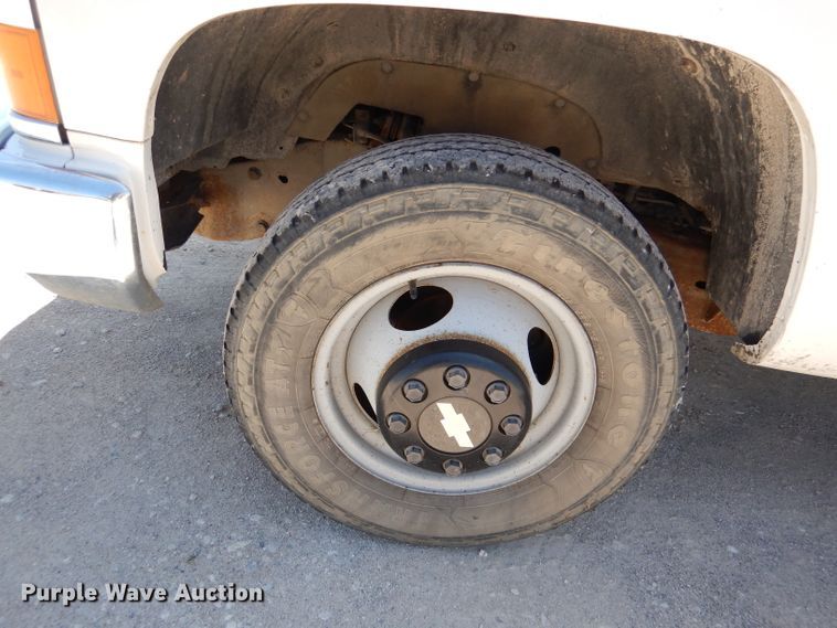 image for item DL8857 2000 Chevrolet C3500  box truck