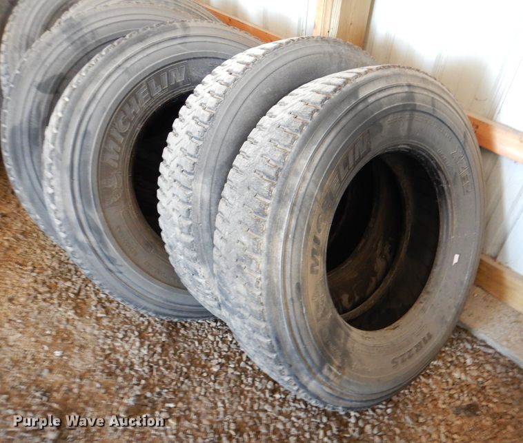 image for item DL8859 (20) 11R22.5 recapped tires