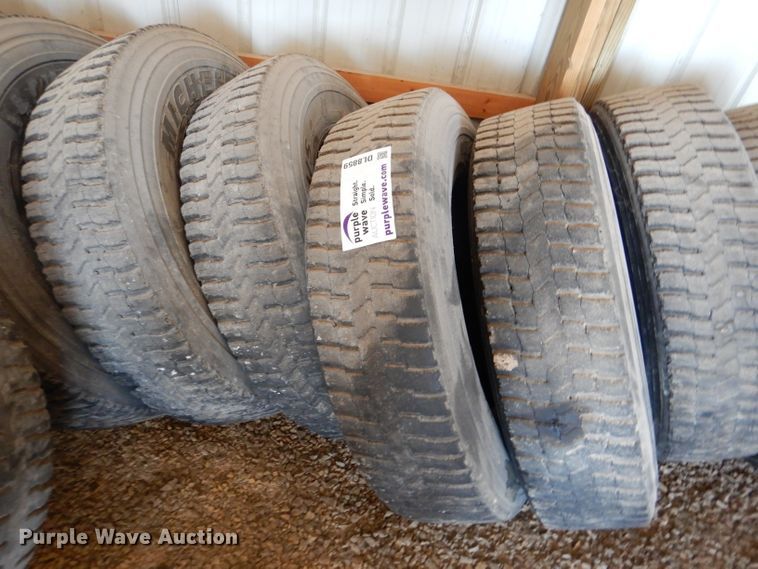 image for item DL8859 (20) 11R22.5 recapped tires