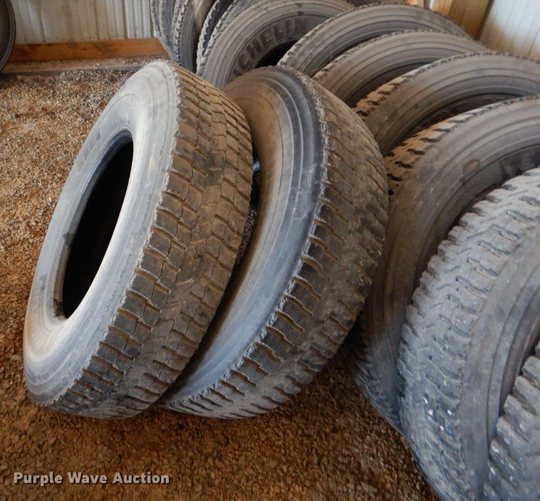 image for item DL8859 (20) 11R22.5 recapped tires