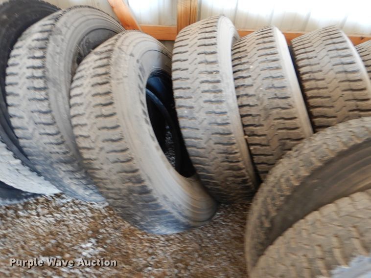 image for item DL8859 (20) 11R22.5 recapped tires