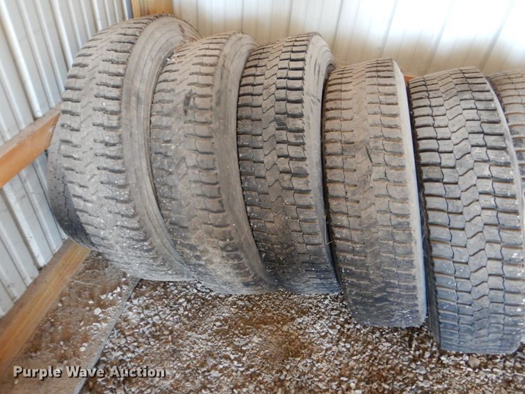 image for item DL8859 (20) 11R22.5 recapped tires