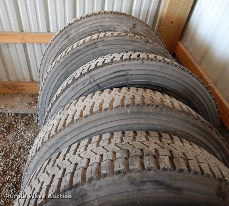 image for item DL8859 (20) 11R22.5 recapped tires