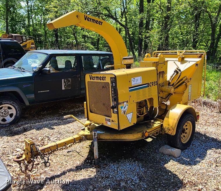 image for item DN5597 1999 Vermeer BC935  wood chipper