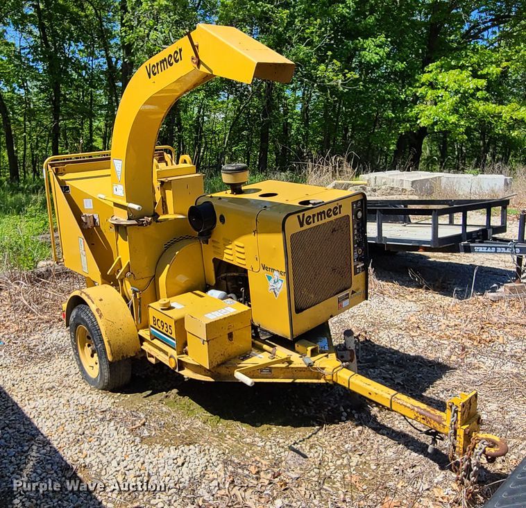 image for item DN5597 1999 Vermeer BC935  wood chipper