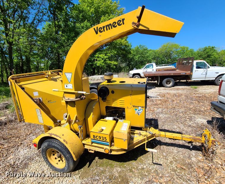 image for item DN5597 1999 Vermeer BC935  wood chipper