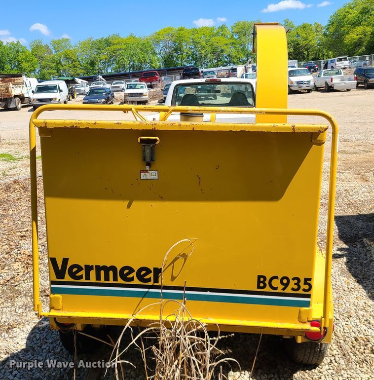 image for item DN5597 1999 Vermeer BC935  wood chipper