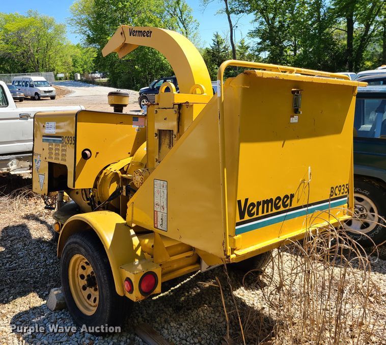 image for item DN5597 1999 Vermeer BC935  wood chipper