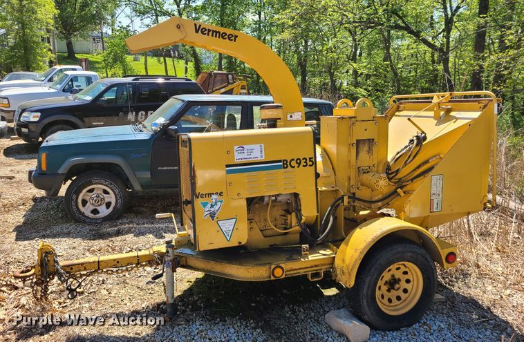 image for item DN5597 1999 Vermeer BC935  wood chipper