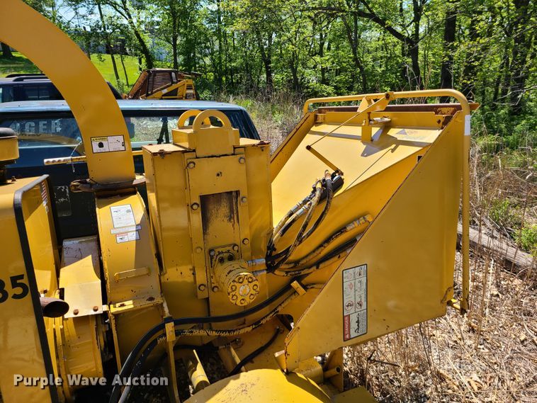 image for item DN5597 1999 Vermeer BC935  wood chipper