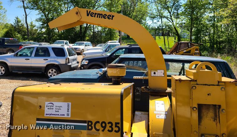 image for item DN5597 1999 Vermeer BC935  wood chipper