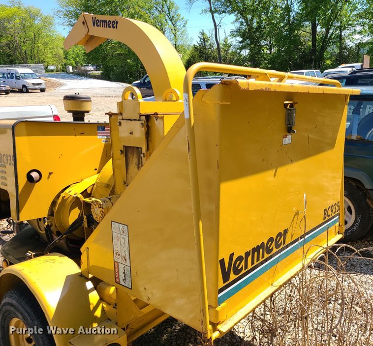 image for item DN5597 1999 Vermeer BC935  wood chipper