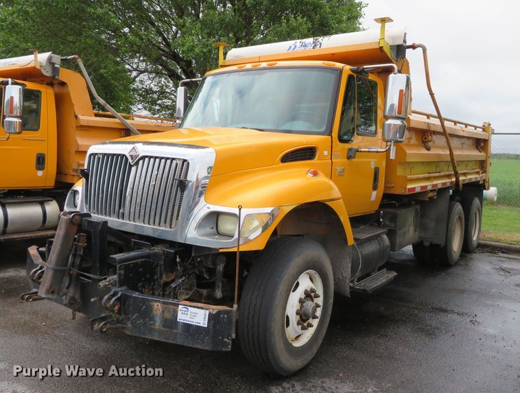 image for item DN5837 2004 International 7400  dump truck