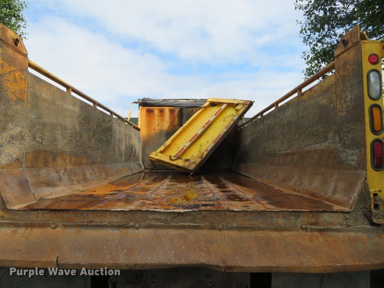 image for item DN5837 2004 International 7400  dump truck