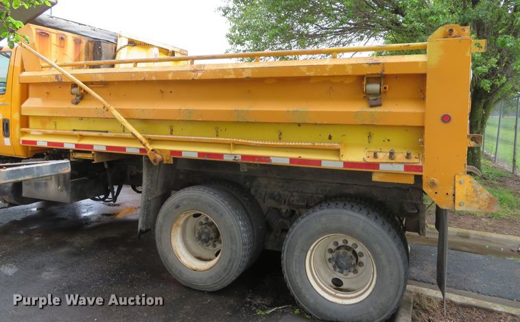 image for item DN5837 2004 International 7400  dump truck