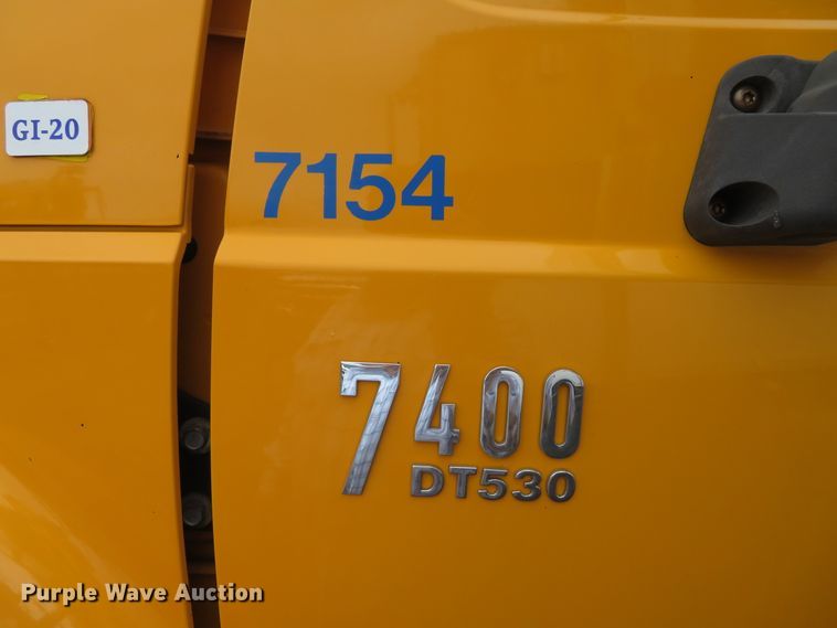 image for item DN5837 2004 International 7400  dump truck