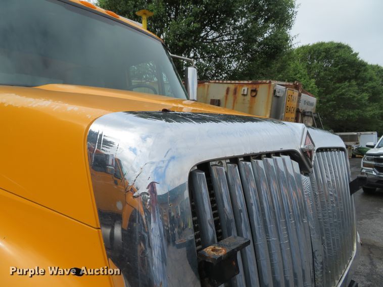 image for item DN5837 2004 International 7400  dump truck