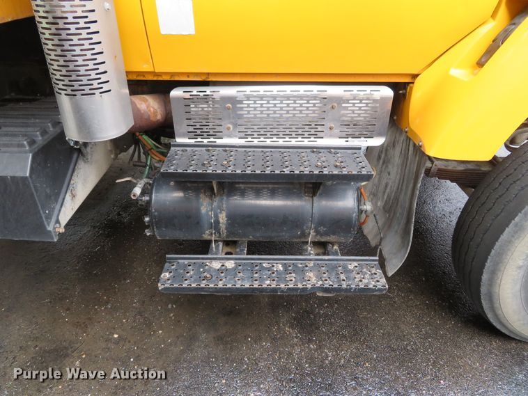 image for item DN5837 2004 International 7400  dump truck