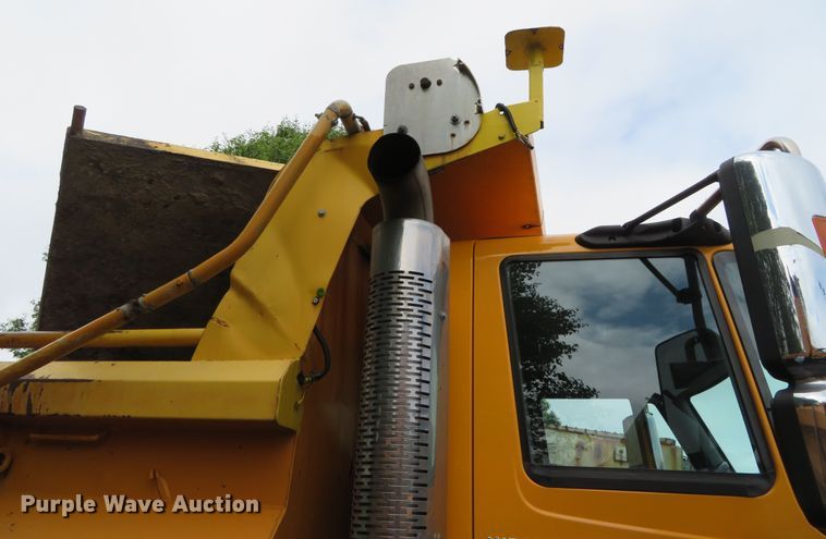 image for item DN5837 2004 International 7400  dump truck