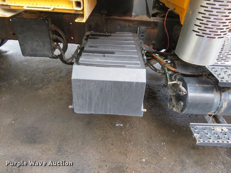 image for item DN5837 2004 International 7400  dump truck