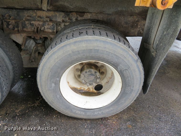 image for item DN5837 2004 International 7400  dump truck