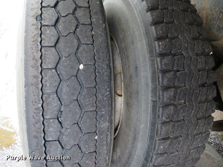 image for item DN5837 2004 International 7400  dump truck