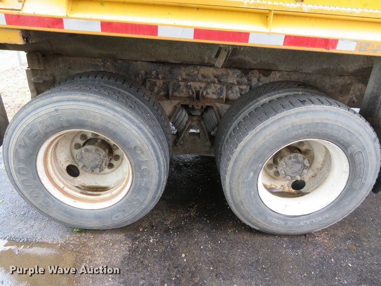 image for item DN5837 2004 International 7400  dump truck