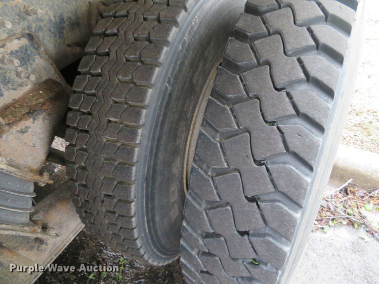 image for item DN5837 2004 International 7400  dump truck