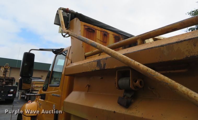 image for item DN5837 2004 International 7400  dump truck