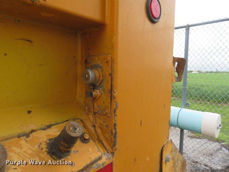 image for item DN5837 2004 International 7400  dump truck