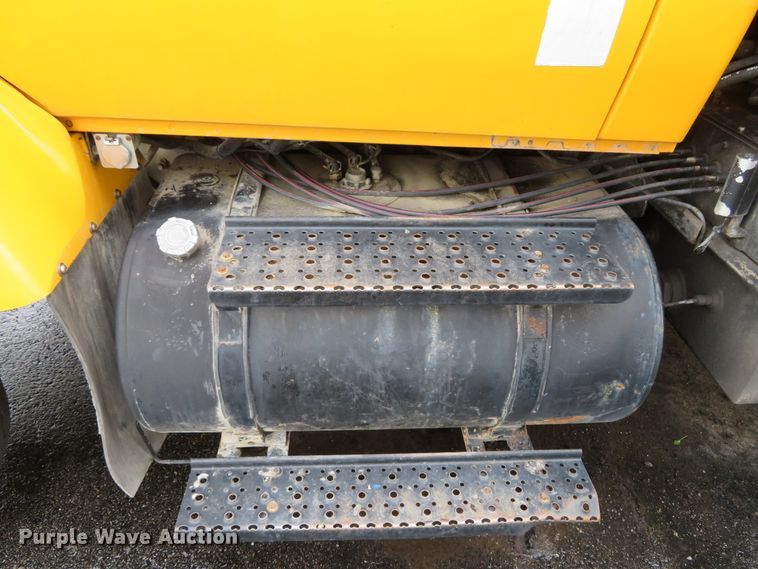 image for item DN5837 2004 International 7400  dump truck