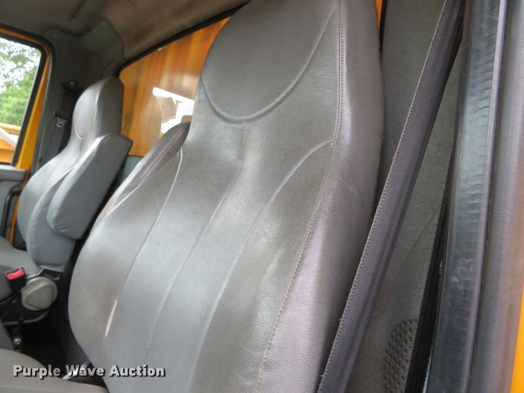 image for item DN5837 2004 International 7400  dump truck