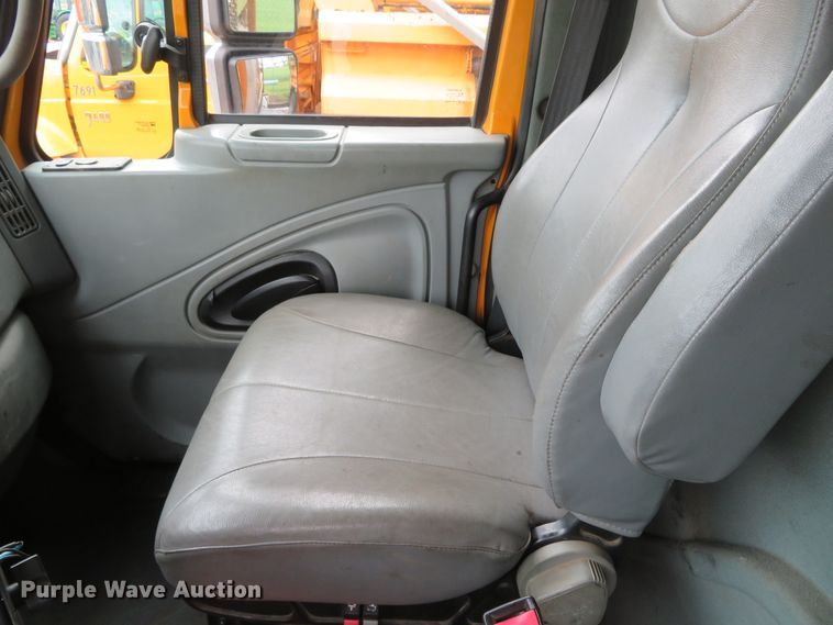 image for item DN5837 2004 International 7400  dump truck