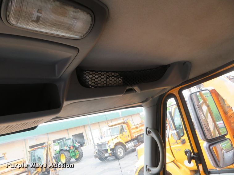 image for item DN5837 2004 International 7400  dump truck