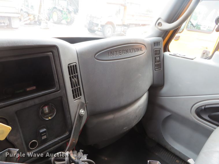 image for item DN5837 2004 International 7400  dump truck