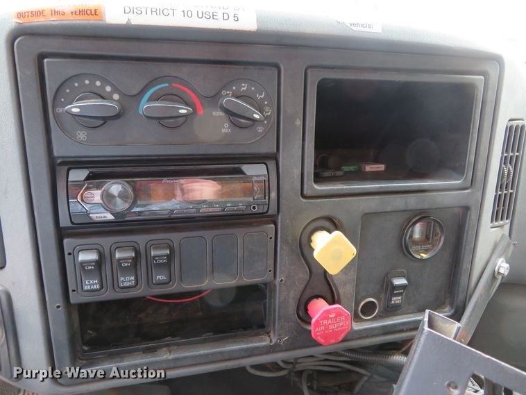 image for item DN5837 2004 International 7400  dump truck