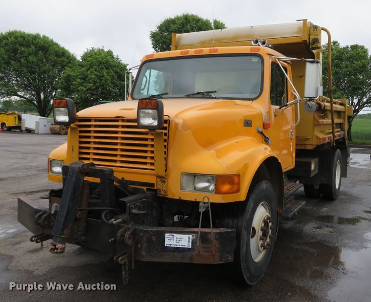 image for item DN5841 2000 International 4900  dump truck