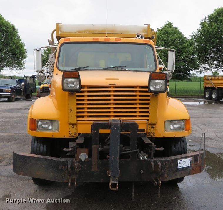 image for item DN5841 2000 International 4900  dump truck