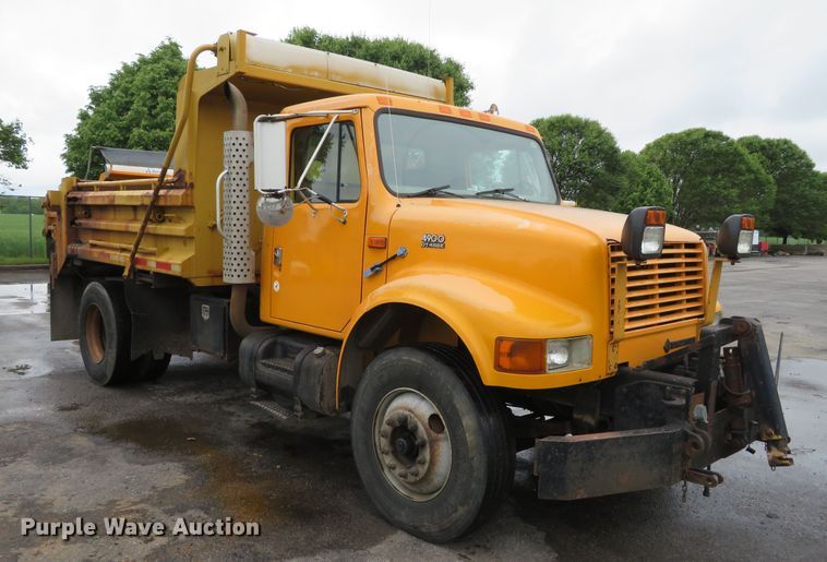 image for item DN5841 2000 International 4900  dump truck
