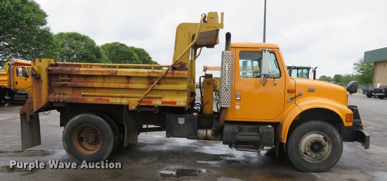 image for item DN5841 2000 International 4900  dump truck